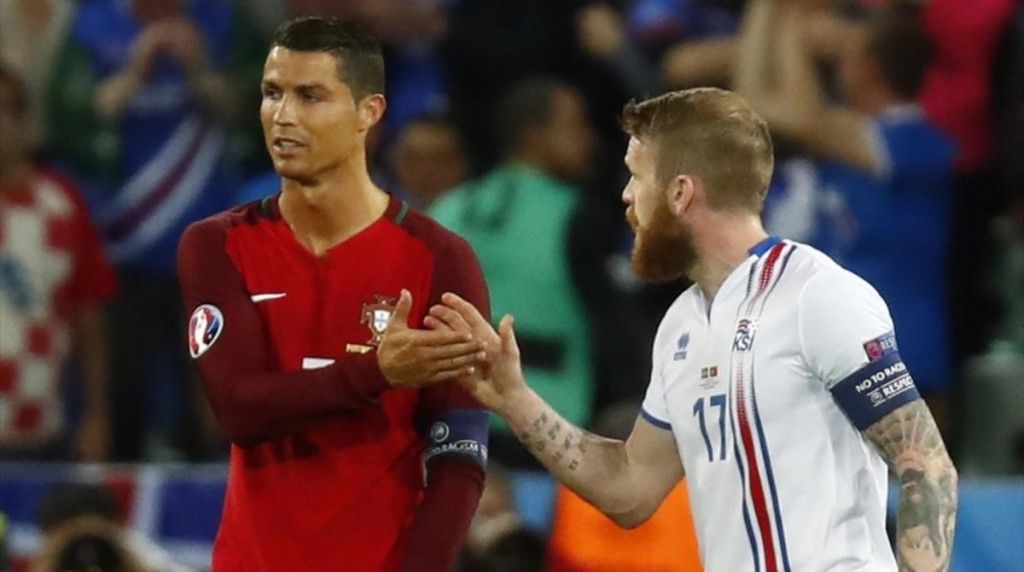 Football Soccer - Portugal v Iceland - EURO 2016 - Group F - Stade Geoffroy-Guichard Saint-Etienne France - 14 6 16 Portugal s Cristiano Ronaldo shakes hands with Iceland s Aron Gunnarsson at the end of the match REUTERS Kai Pfaffenbach Livepic